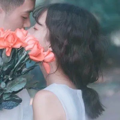 情侣头像一男一女捧花