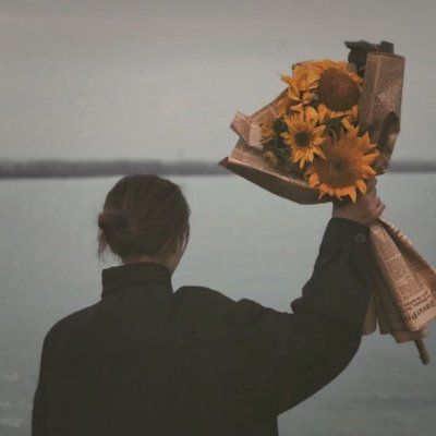 情侣头像一男一女捧花