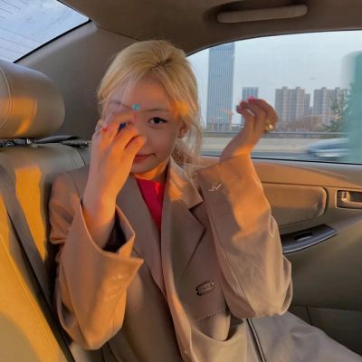 头像2025最火女生真人高清照片
