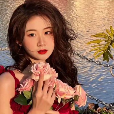 湖边红色系唯美女人头像图片