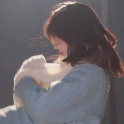 2025年招桃花女头像图片
