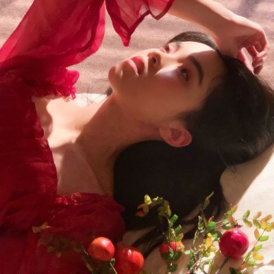 唯美女生抱鲜花头像