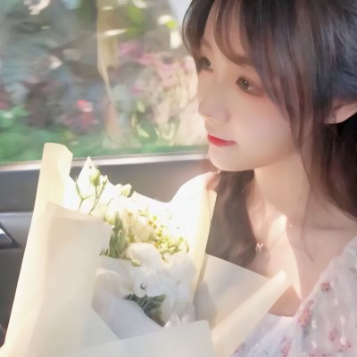 唯美女生抱鲜花头像