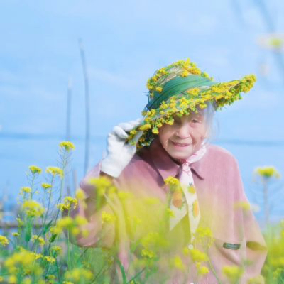 油菜花中老太太微信头像
