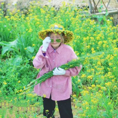 油菜花中老太太微信头像