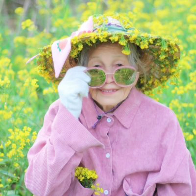 油菜花中老太太微信头像