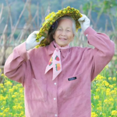 油菜花中老太太微信头像