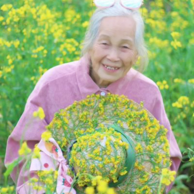 油菜花中老太太微信头像