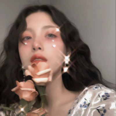 唯美女生抱鲜花头像