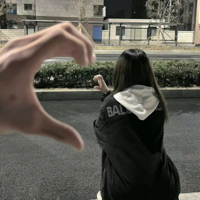 情侣头像一左一右比心