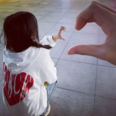 情侣头像一左一右比心