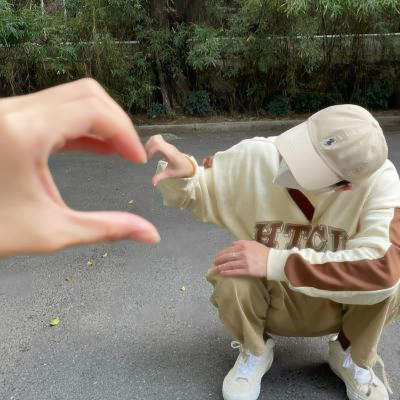 情侣头像一左一右比心