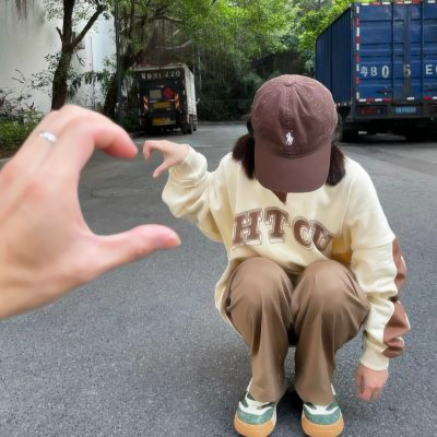 情侣头像一左一右比心