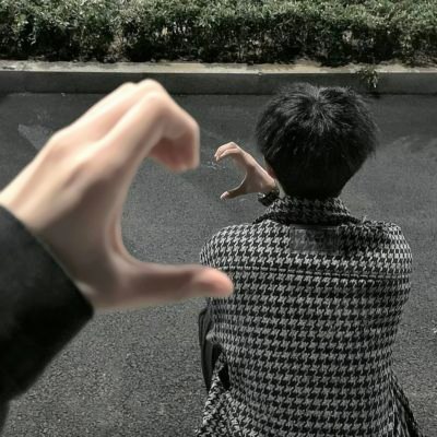 情侣头像一左一右比心