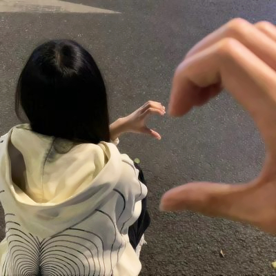 情侣头像一左一右比心