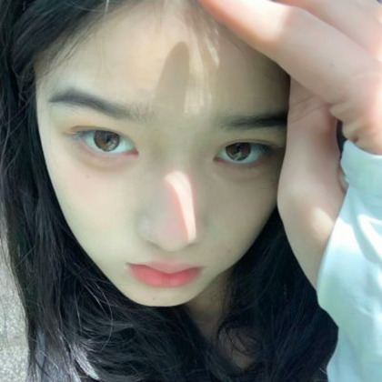 近脸女头ins