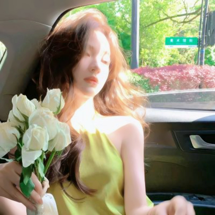 女生头像简约高级感穿搭图片