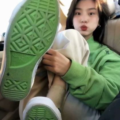 治愈系绿色风格女生头像
