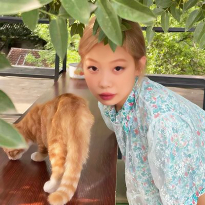治愈系绿色风格女生头像