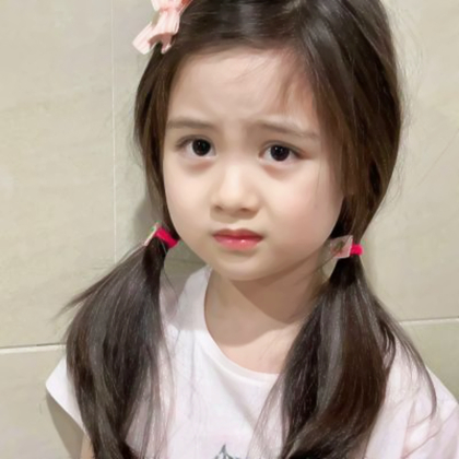 网上最火的小女孩头像