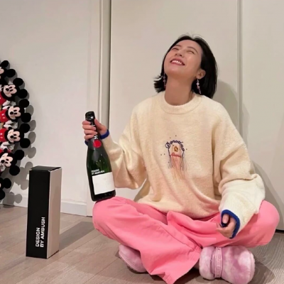 可爱又不失搞怪的真人女生头像图片