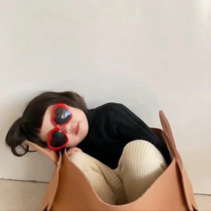 可爱萌娃戴眼镜头像女生高清图片