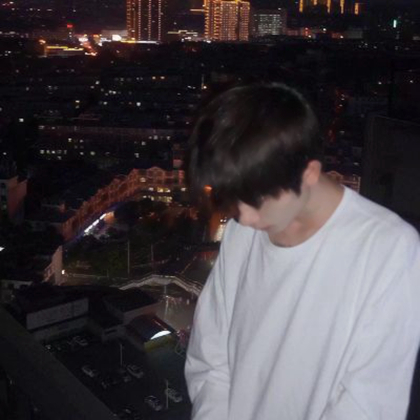 男生头像侧脸低头