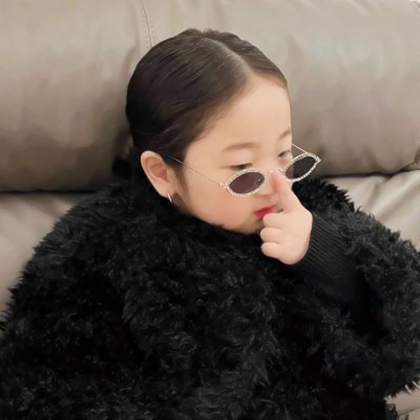 可爱萌娃戴眼镜头像女生高清图片