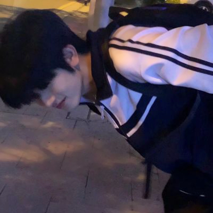 男生头像侧脸低头