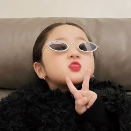 可爱萌娃戴眼镜头像女生高清图片