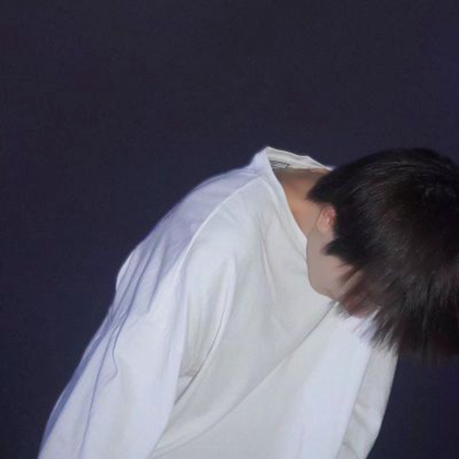 男生头像侧脸低头