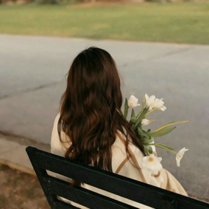 微信头像女生侧脸捧花