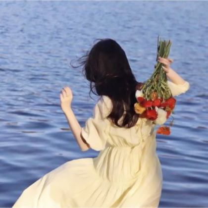 微信头像女生侧脸捧花