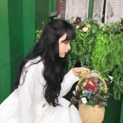 微信头像女生侧脸捧花