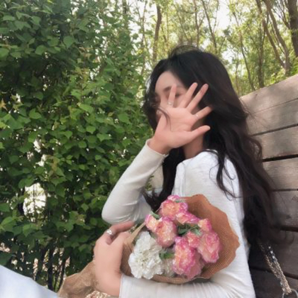 微信头像女生侧脸捧花