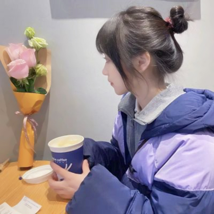 微信头像女生侧脸捧花