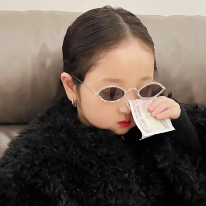 可爱萌娃戴眼镜头像女生高清图片