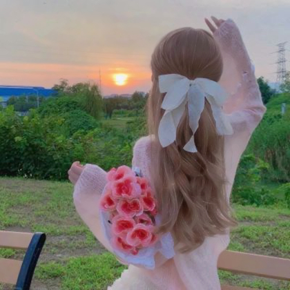 微信头像女生侧脸捧花