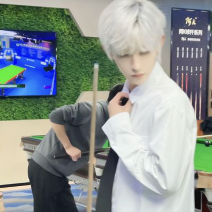 2025年最火男生真人微信头像图片