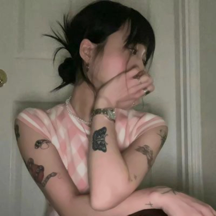 超火的头像女