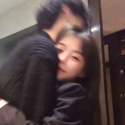 女生在男生怀中情侣头像图片