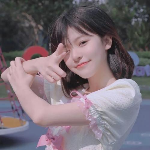甜蜜射击手势女生头像