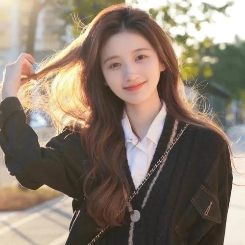 甜美撩头发清纯女生头像