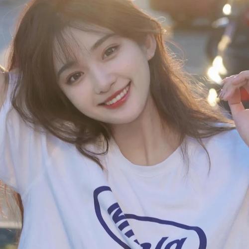 开心甜美微笑女生头像