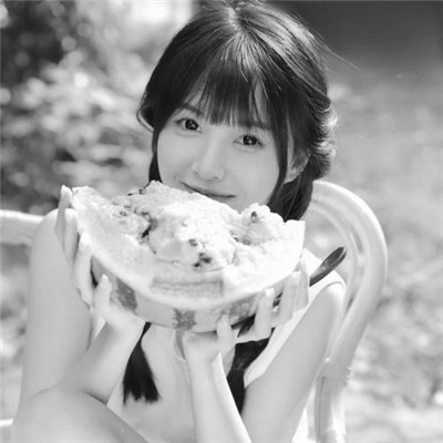 唯美有气质的黑白女生头像
