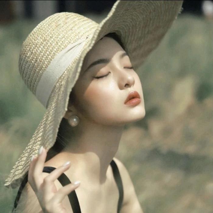 伤感戴帽子女生头像