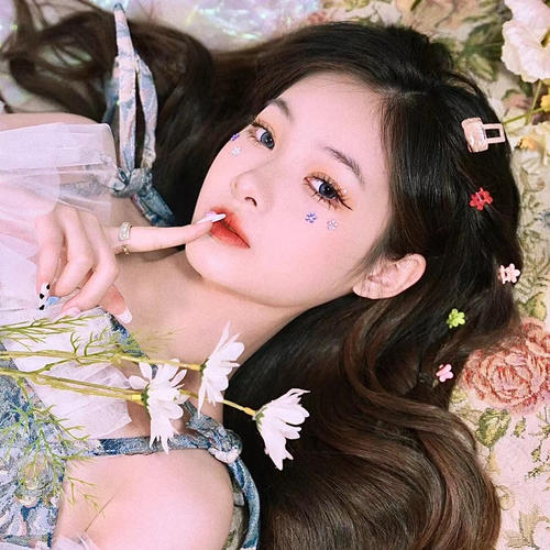 躺着嘘手势女生头像
