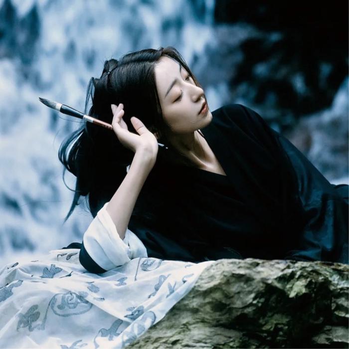古风女生真人拿笔头像图片
