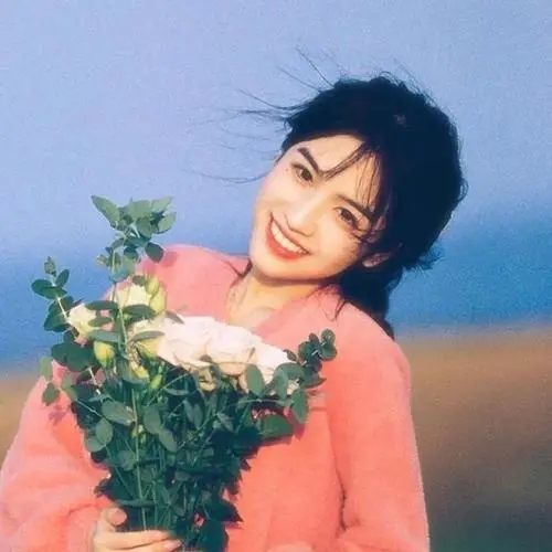 甜美治愈捧花女生唯美头像