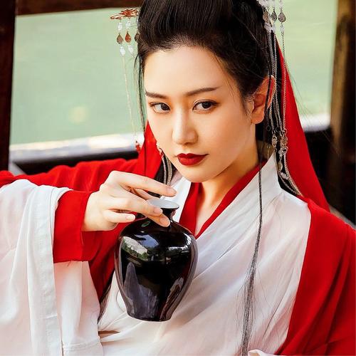 武侠风女生喝酒头像